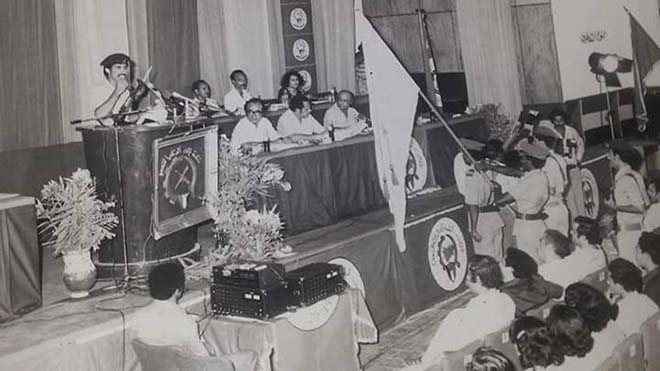 صورة من المؤتمر الاستثنائي لمنظمة لجان الدفاع الشعبي عام 1981م صورة من المؤتمر الاستثنائي لمنظمة لجان الدفاع الشعبي عام 1981م